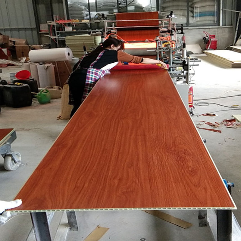 แผงผนังพีวีซีไฟเบอร์ไม้ไผ่แบบบูรณาการที่ทันสมัยสำหรับพื้นหลังทีวีแผงผนังแพ็คเกจแข็งสำหรับเพดานภายในสำหรับใช้ในโรงแรม