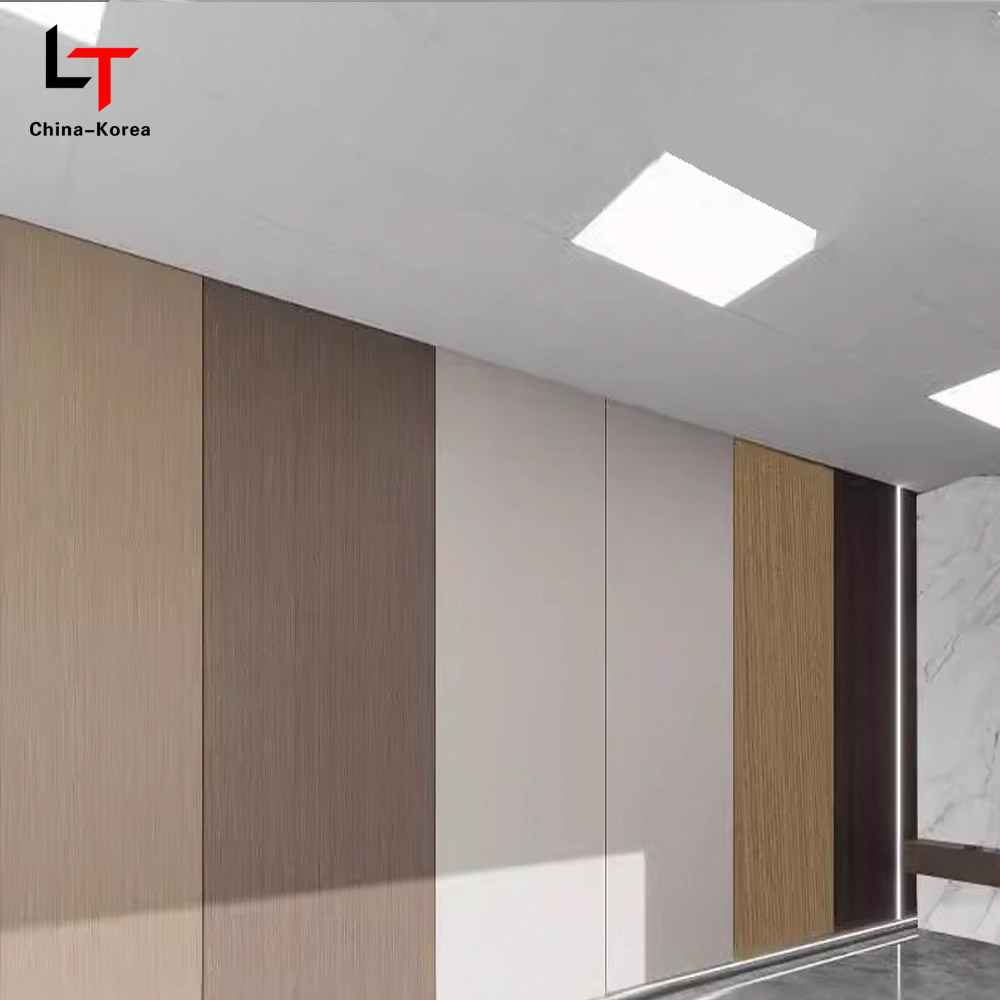 1220 × 2440 มม. เป็นมิตรกับสิ่งแวดล้อม PVC ไม้วีเนียร์ไม้แผ่นผนังตกแต่งสำหรับผนังในอาคารกันน้ำป้องกันรอยขีดข่วนติดตั้งง่าย