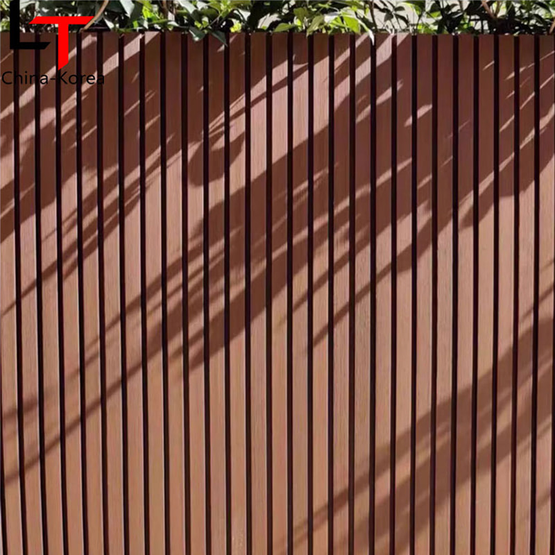 พื้นผิวไม้และลวดลายสีดำผนังไม้ระแนงภายนอกผนังภายนอกบ้านตกแต่งผนัง Wpc แผงผนังกลางแจ้งร่อง