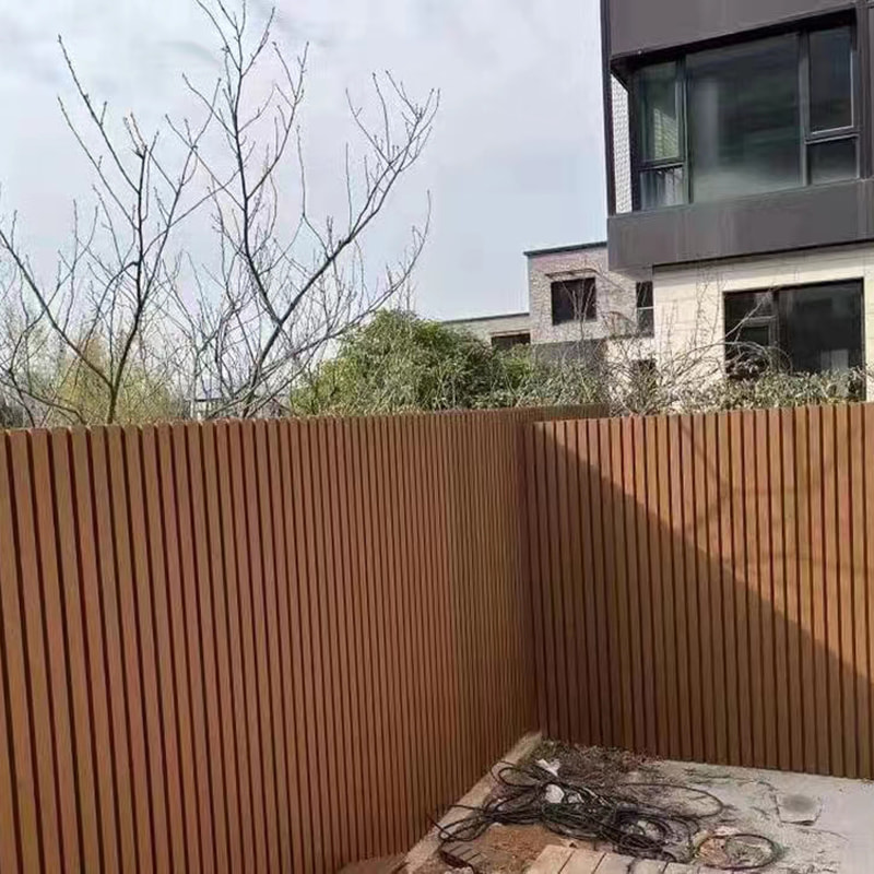 หน้าจอรั้วตกแต่งรีดร่วมทนต่อสภาพอากาศ Wpc คอมโพสิตรั้วสวนความเป็นส่วนตัวกันแดดทนต่อการสึกหรอป้องกันปลวกติดตั้งง่าย