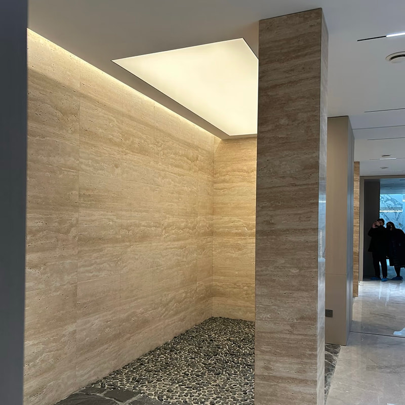 แผ่นไม้อัดกระเบื้องทนไฟ Faux ภายในผนังอ่อนที่โค้งงอได้ Travertine แผ่นผนังหินนุ่มยืดหยุ่นประดิษฐ์