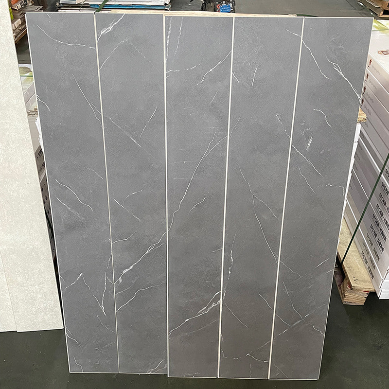 หินอ่อนสีขาวและสีดำลายไม้แข็ง Core Interlock คลิกล็อคพื้นไม้กระดานไวนิล Piso PVC ภายในคลิก Piso SPC Flooring